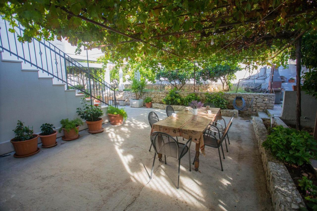 Apartments With A Parking Space Sutivan, Brac - 752 Exterior photo