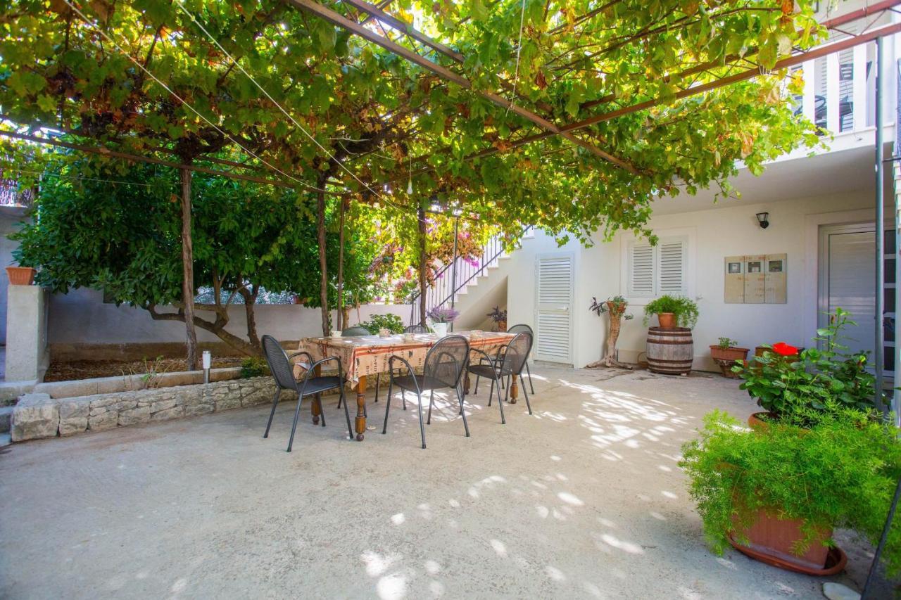 Apartments With A Parking Space Sutivan, Brac - 752 Exterior photo