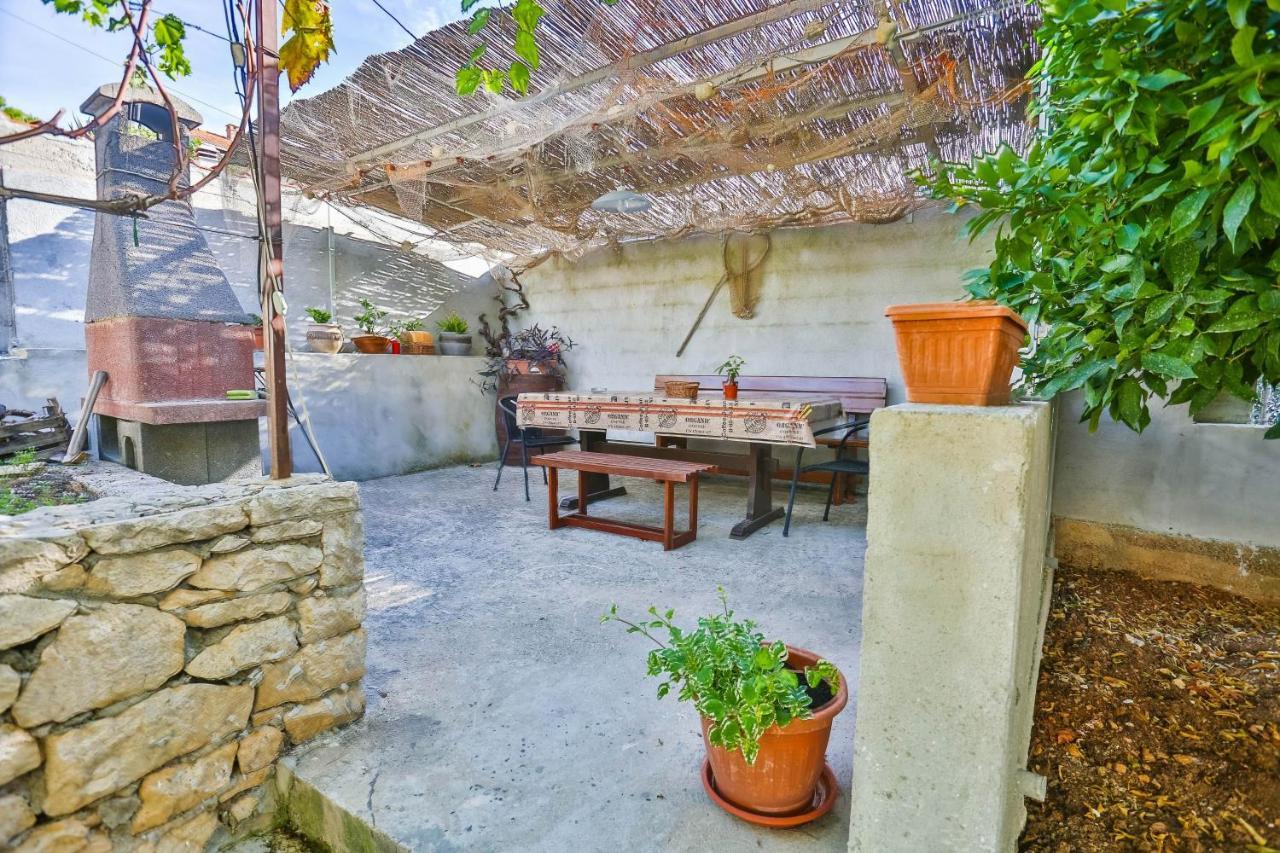 Apartments With A Parking Space Sutivan, Brac - 752 Exterior photo