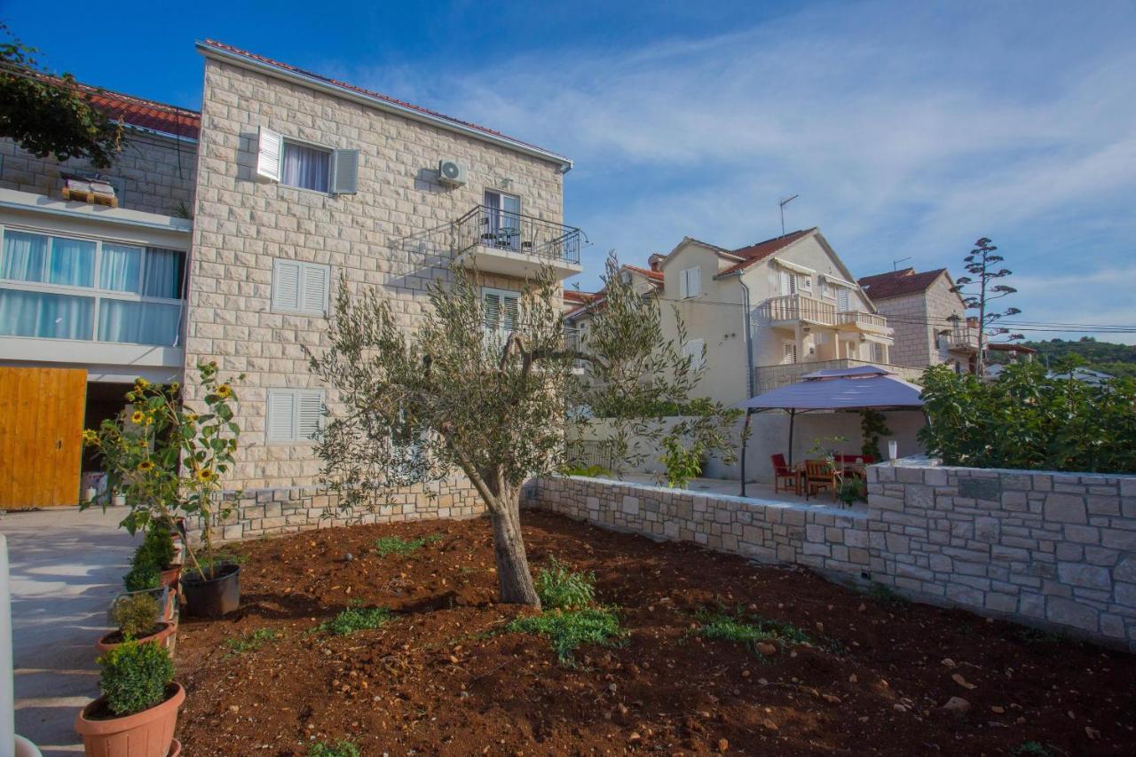 Apartments With A Parking Space Sutivan, Brac - 752 Exterior photo