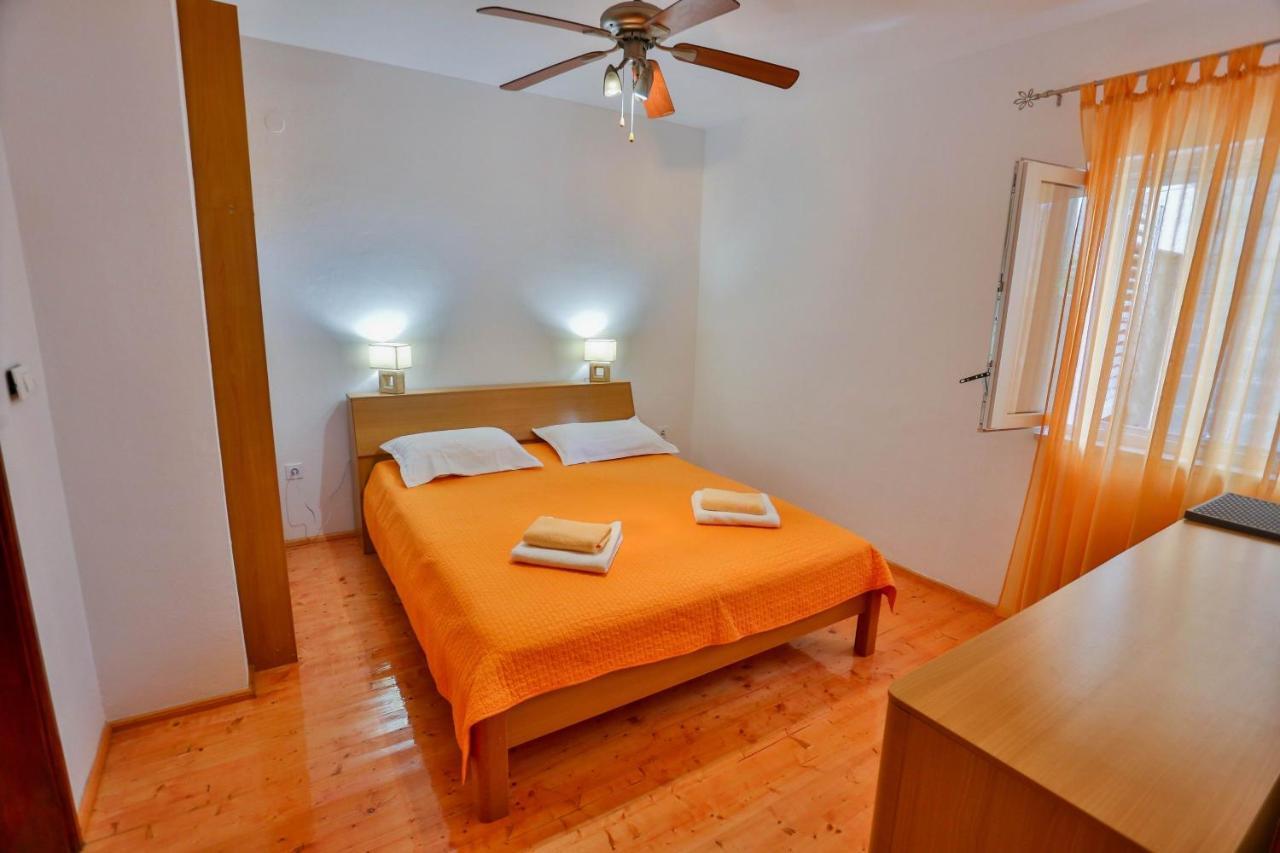 Apartments With A Parking Space Sutivan, Brac - 752 Exterior photo