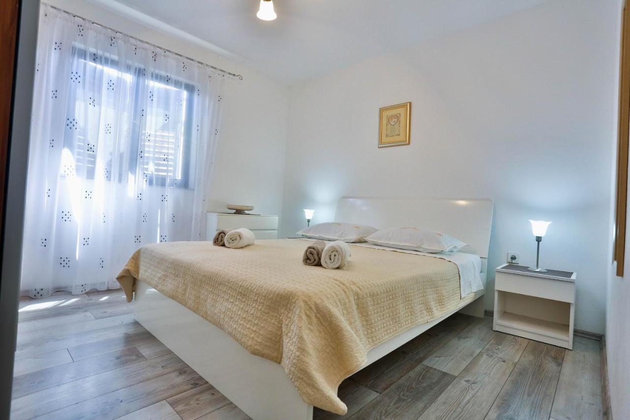 Apartments With A Parking Space Sutivan, Brac - 752 Exterior photo