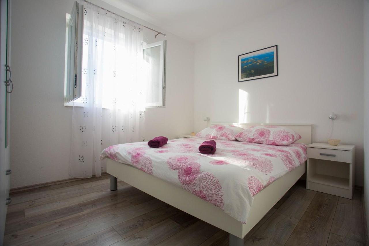 Apartments With A Parking Space Sutivan, Brac - 752 Exterior photo